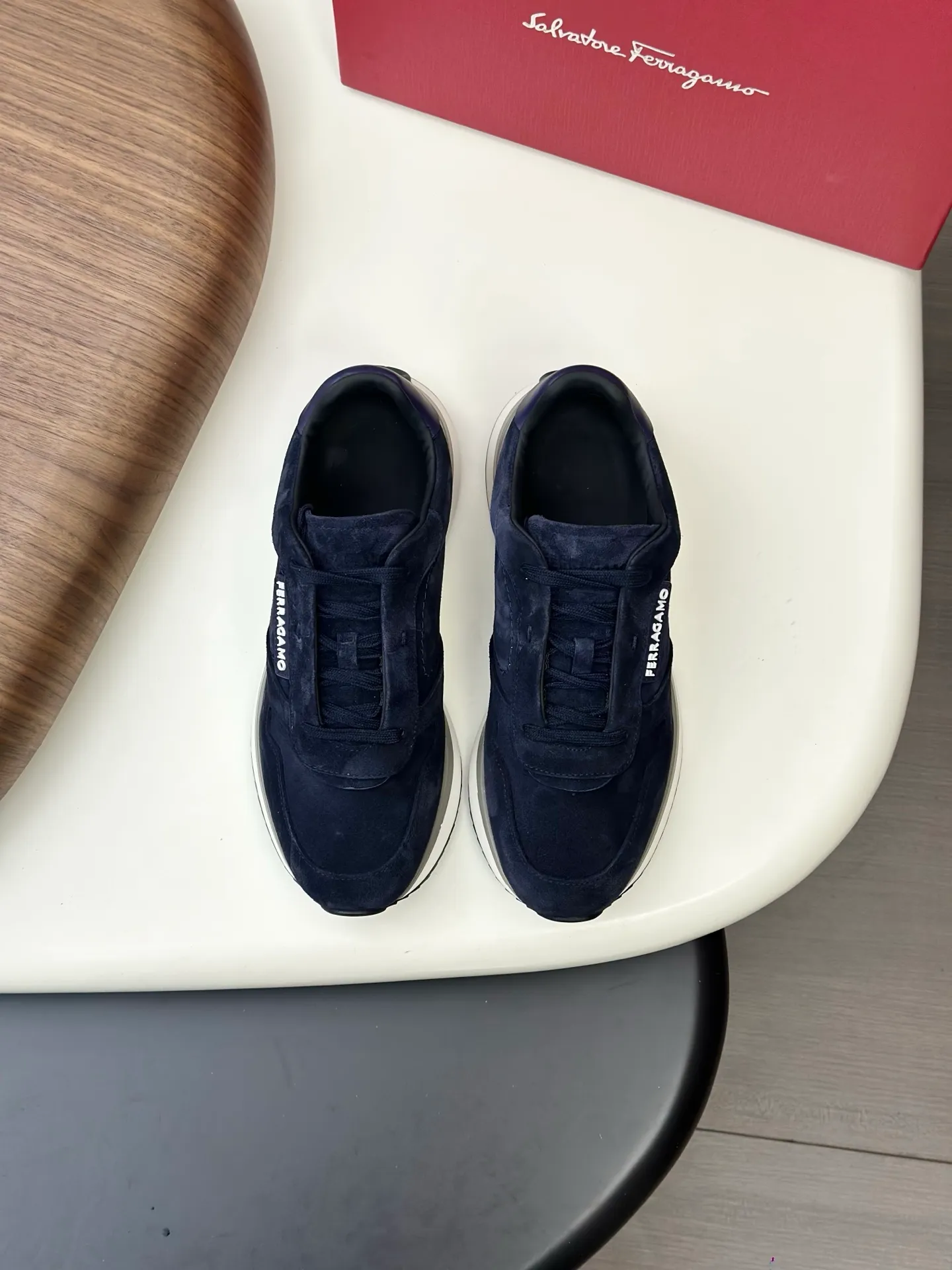 [Ferragamo] Top P: 820💰 Number of yards: 39~44 (38.45 custom-made, non-refundable) Top purchasing agent 🇮🇹 Ferragamo men's casual shoes series, the counter sells the original configuration at the same time, Italian imported cowhide fabric, high-quality splicing technology, imported water-dyed cow lining , Soles: Original foam soles are specially provided by the original factory, and the original factory follows the order. 🔍High quality can be entered and exited the counter at will. Welcome to compare and synchronize with the counter.